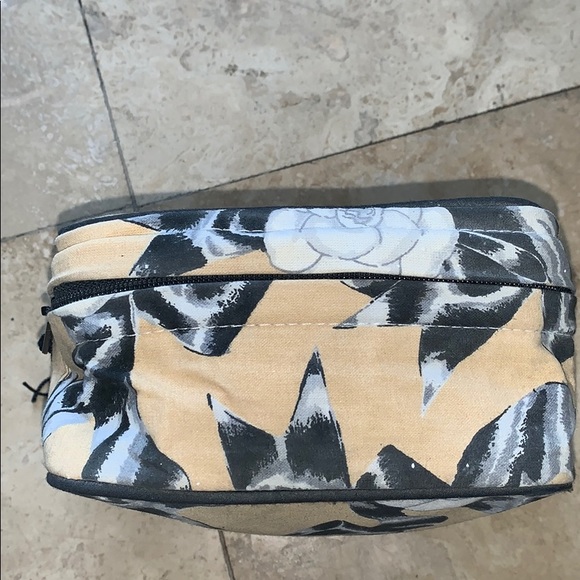 CHANEL VINTAGE and RARE FABRIC COSMETIC CASE - Picture 4 of 8